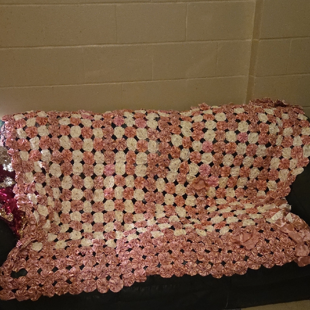 72x72 Inch Yo-Yo Quilt Pink and White Crochet